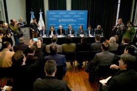 El gobierno argentino llegÃ³ a un acuerdo con Monsanto para desactivar conflicto por regalÃ­as: â€œVamos a enviar al Congreso una Ley de Semillas acordada con todos los sectoresâ€