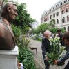 Un dÃ­a para recordar: Casamiquela y Campos Bilbao llevaron flores a un busto de Kirchner para festejar â€œsu impronta de ir contra la oligarquÃ­aâ€