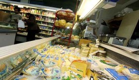 La filial argentina de Saputo decidiÃ³ liquidar stock de quesos a precios bajÃ­simos: comienza una â€œguerra de gÃ³ndolasâ€ en los supermercados